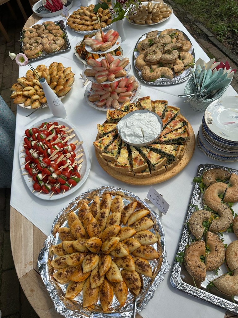 Catering-Buffet mit herzhaften Platten